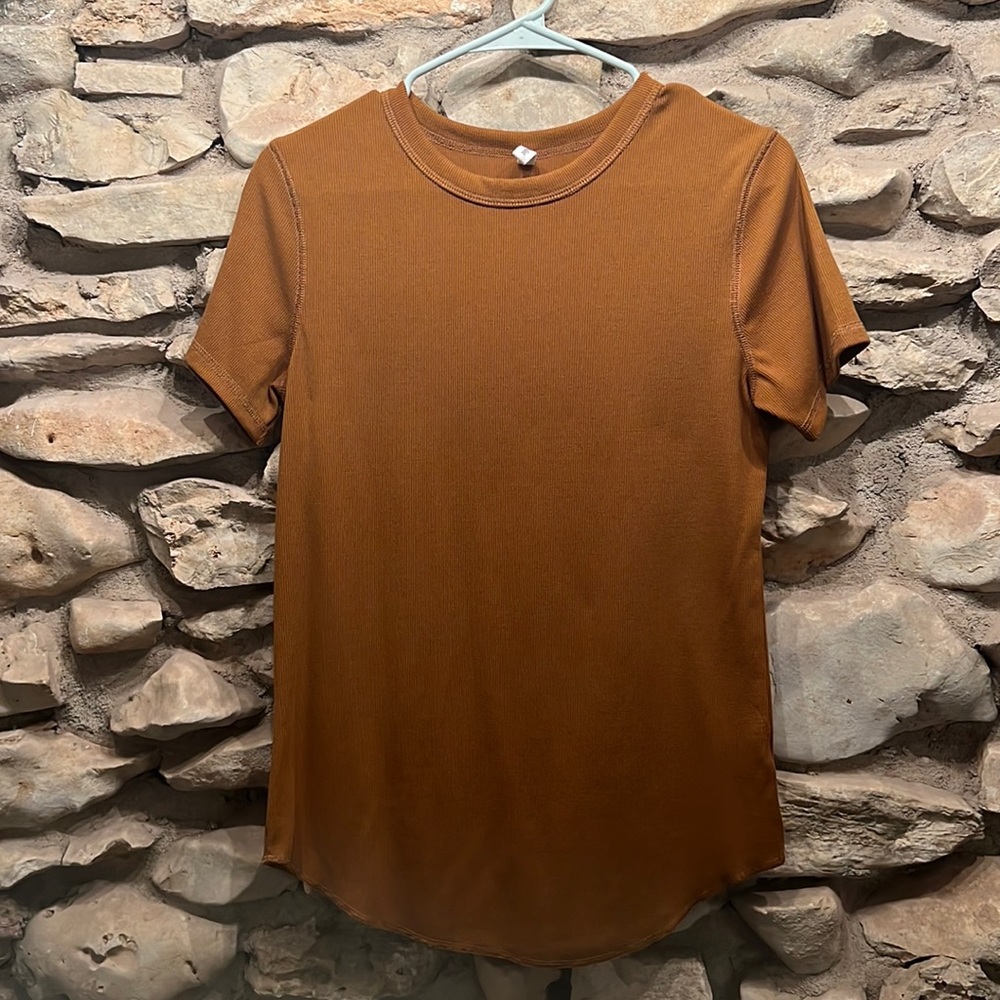 Rust colored, ribbed plain tee